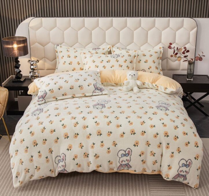 Lenjerie pat dublu, Super Pufoasa COCOLINO,cu ELASTIC, 4 piese, Jojo Home, Crem, Floricele