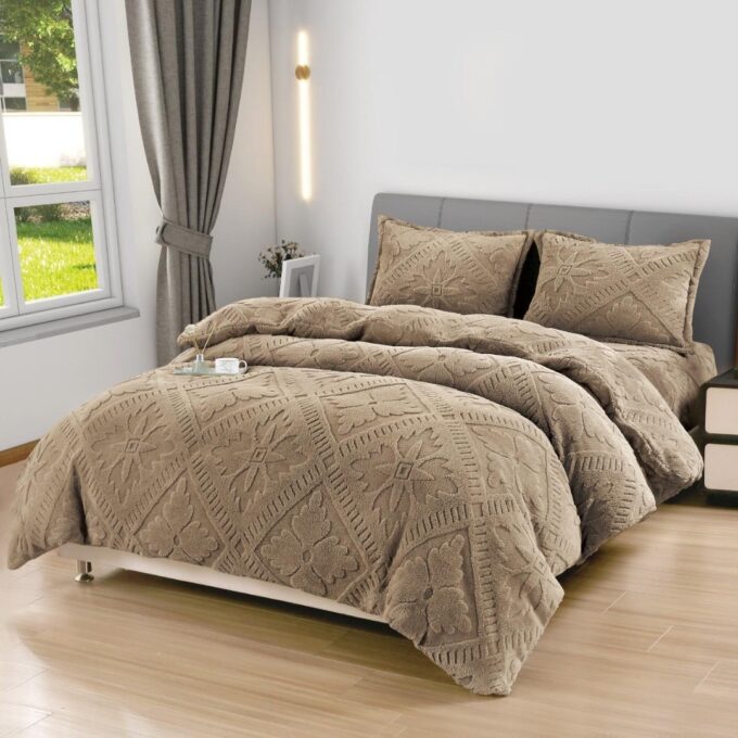 Lenjerie de Pat Dublu, CoCoLiNo Ultra Pufoasa, 4 piese, Cearsaf cu ELASTIC, Model Traditional 3D, Bej inhis 1 Lenjerie de Pat Dublu, CoCoLiNo Ultra Pufoasa, 4 piese, Cearsaf cu ELASTIC, Model Traditional 3D, Bej inhis