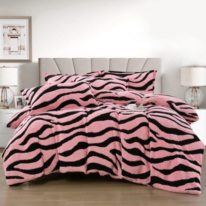 Lenjerie pat dublu, Super Pufoasa COCOLINO Sherpa, cu ELASTIC, 4 piese, Roz, Zebra Print