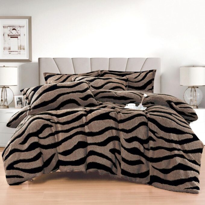 Lenjerie pat dublu, Super Pufoasa COCOLINO Sherpa, cu ELASTIC, 4 piese, Maro, Zebra Print