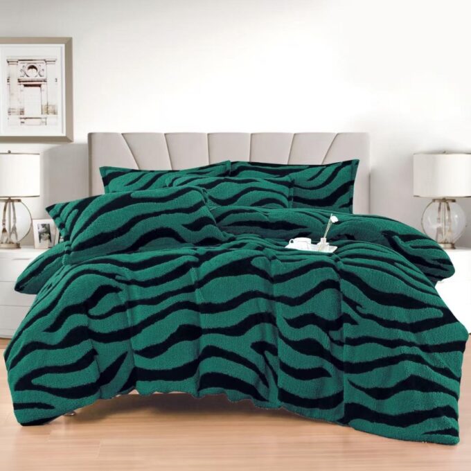 Lenjerie pat dublu, Super Pufoasa COCOLINO Sherpa, cu ELASTIC, 4 piese, Verde, Zebra Print