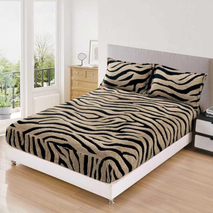 Cearsaf cu Elastic, Cocolino Sherpa Touch, 180x200cm si 2 fete de perna 50x70cm, Model Zebrat, Bej inchis 1 Cearsaf cu Elastic, Cocolino Sherpa Touch, 180x200cm si 2 fete de perna 50x70cm, Model Zebrat, Bej inchis