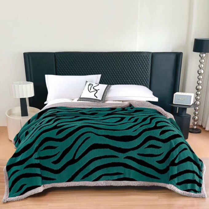 Patura Cocolino Groasa, cu Fermoar, din Blanita Sherpa, Gri, 200x230cm, Zebra, Verde