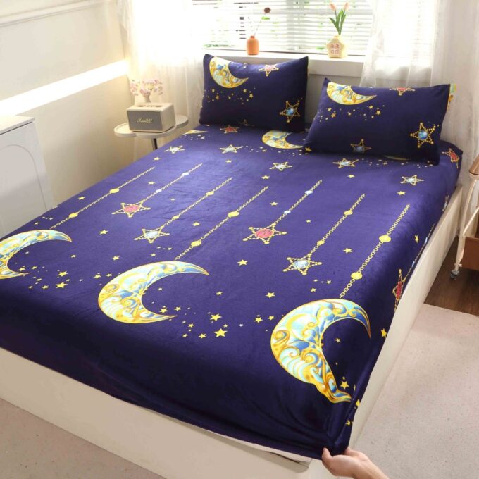 Cearsaf cu Elastic Cocolino 180x200cm si 2 fete de perna 50x70cm, Albastru, stelute si luna
