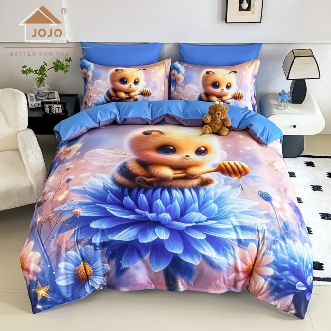 Lenjerie pat dublu, FINET, Imprimeu Digital 5D - Identic cu poza, Cu ELASTIC, 6 piese, Jojo Home, Bleu, Albinuta