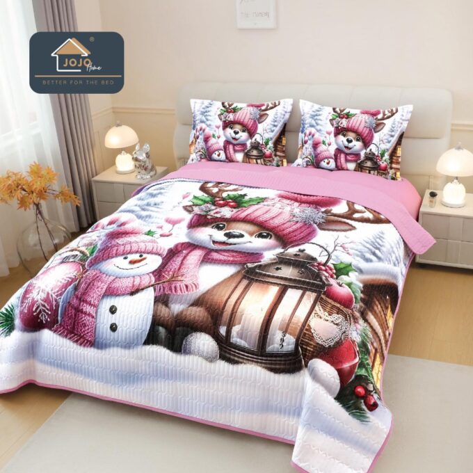 Cuvertura Matlasata, Bumbac Finet, cu Imprimeu 5D, 220x240cm + 2 fete de perna 50x70cm, Roz, Ren si Om de Zapada