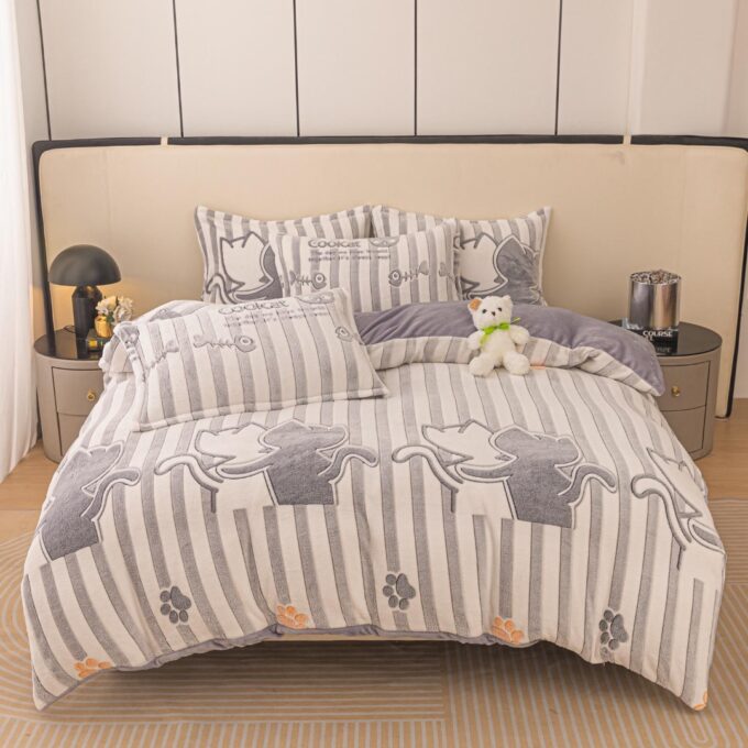 Lenjerie pat dublu, Super Pufoasa COCOLINO,cu ELASTIC, 4 piese, Jojo Home, Alb, Gri, Dungi, Pisicute