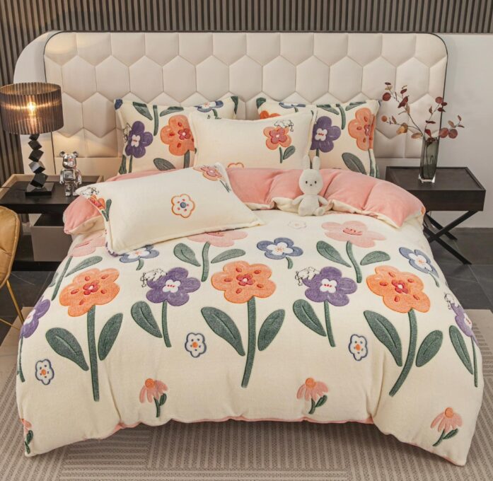Lenjerie pat dublu, Super Pufoasa COCOLINO,cu ELASTIC, 4 piese, Jojo Home, Crem, Multicolor, Flori