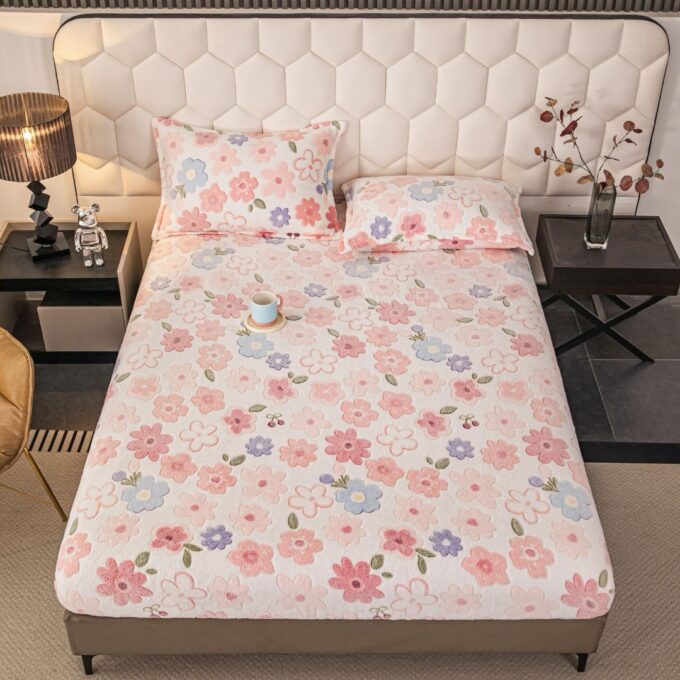 Cearsaf CoCoLiNo, JoJo Home, cu Elastic, 180x200x25cm, 2 fete de perne, 50x70cm, Alb, Roz, Flori 1 Cearsaf CoCoLiNo, JoJo Home, cu Elastic, 180x200x25cm, 2 fete de perne, 50x70cm, Alb, Roz, Flori