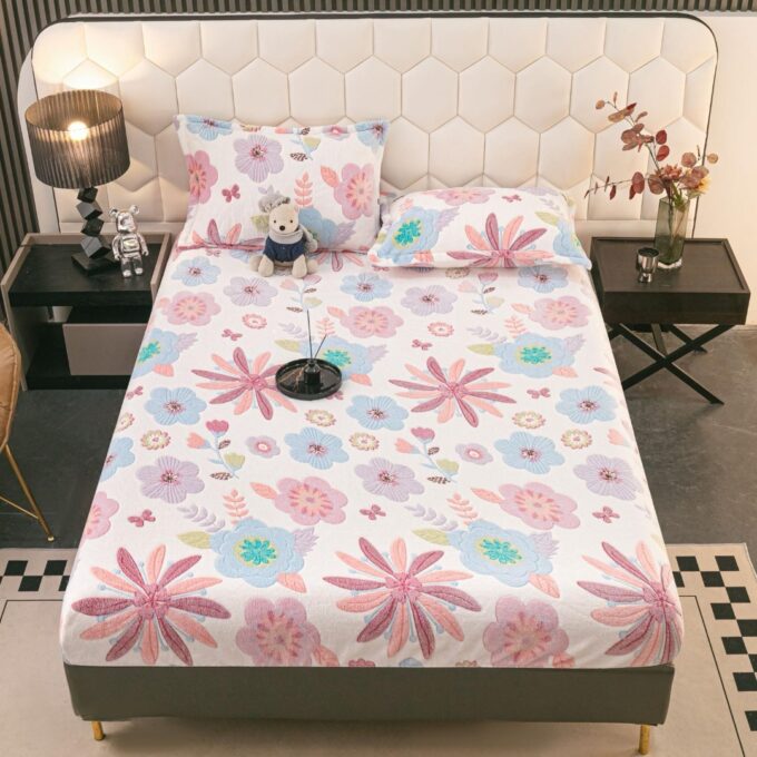 Cearsaf CoCoLiNo, JoJo Home, cu Elastic, 180x200x25cm, 2 fete de perne, 50x70cm, Alb, Roz, Flori Mari 1 Cearsaf CoCoLiNo, JoJo Home, cu Elastic, 180x200x25cm, 2 fete de perne, 50x70cm, Alb, Roz, Flori Mari