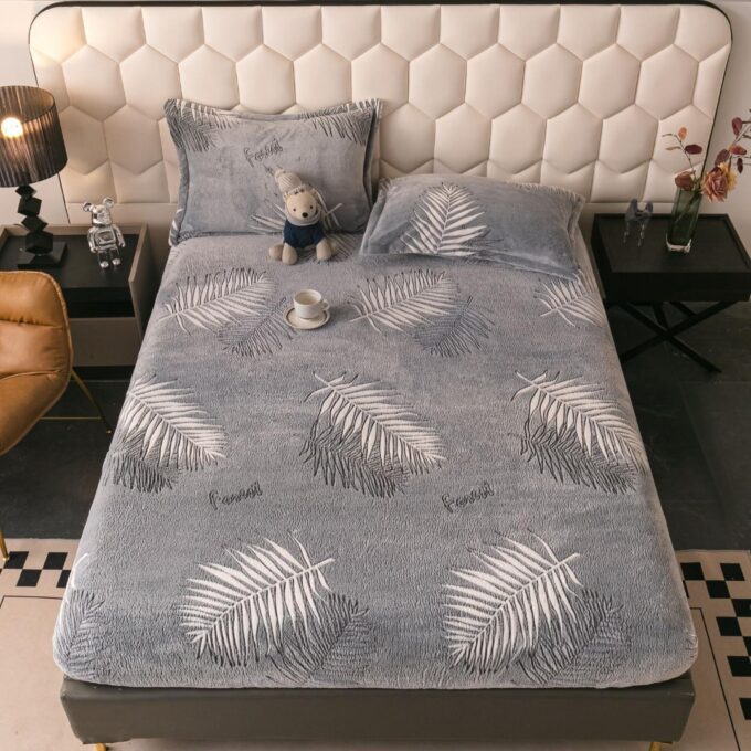Cearsaf CoCoLiNo, JoJo Home, cu Elastic, 180x200x25cm, 2 fete de perne, 50x70cm, Gri, Frunze 1 Cearsaf CoCoLiNo, JoJo Home, cu Elastic, 180x200x25cm, 2 fete de perne, 50x70cm, Gri, Frunze