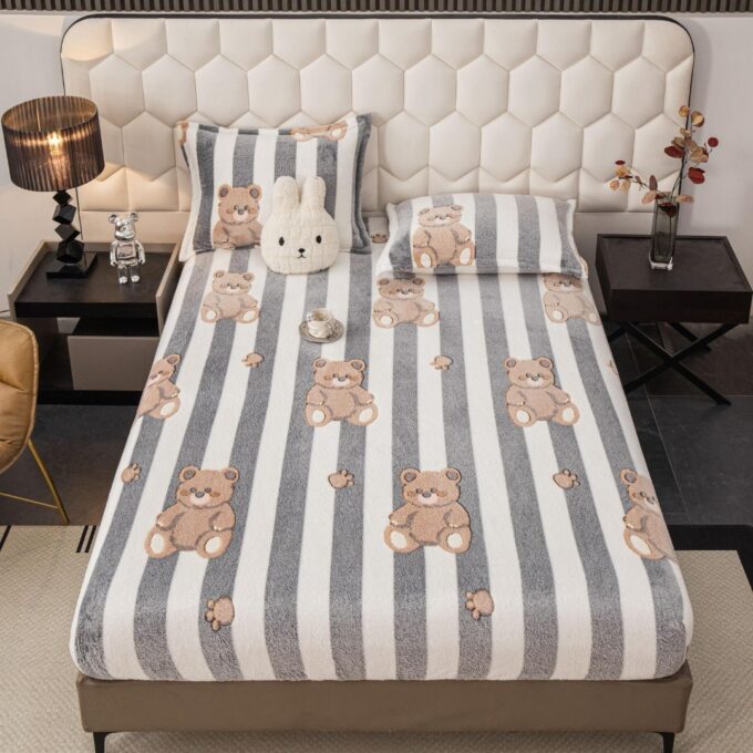 Cearsaf CoCoLiNo, JoJo Home, cu Elastic, 180x200x25cm, 2 fete de perne, 50x70cm, Alb, Gri, Dungi, Ursuleti 1 Cearsaf CoCoLiNo, JoJo Home, cu Elastic, 180x200x25cm, 2 fete de perne, 50x70cm, Alb, Gri, Dungi, Ursuleti