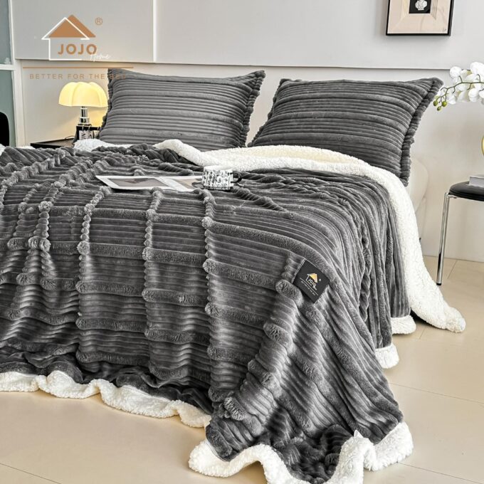 Patura CoCoLiNo cu blanita Sherpa, 200x230cm, cu Fermoar, cu 2 fete de perna 50x70cm, Jojo Home, Dungi, Gri inchis