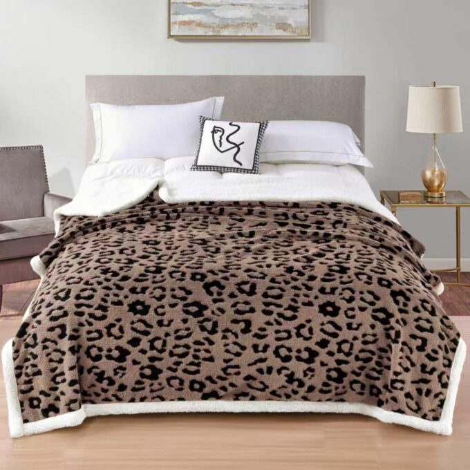 Patura Cocolino Groasa, cu Blanita Sherpa Alba, 200x230 cm, Leopard, Cappuccino