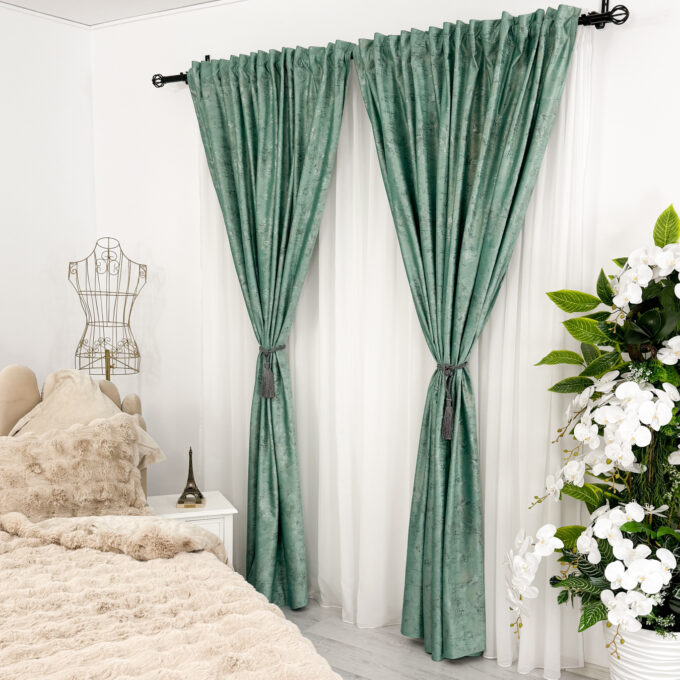 Set 2 Draperii Catifea cu insertii metalizate, Menta - V21, 140cm latime x 260cm inaltime, cu tiv lat pt bara 1 Set 2 Draperii Catifea cu insertii metalizate, Menta - V21, 140cm latime x 260cm inaltime, cu tiv lat pt bara