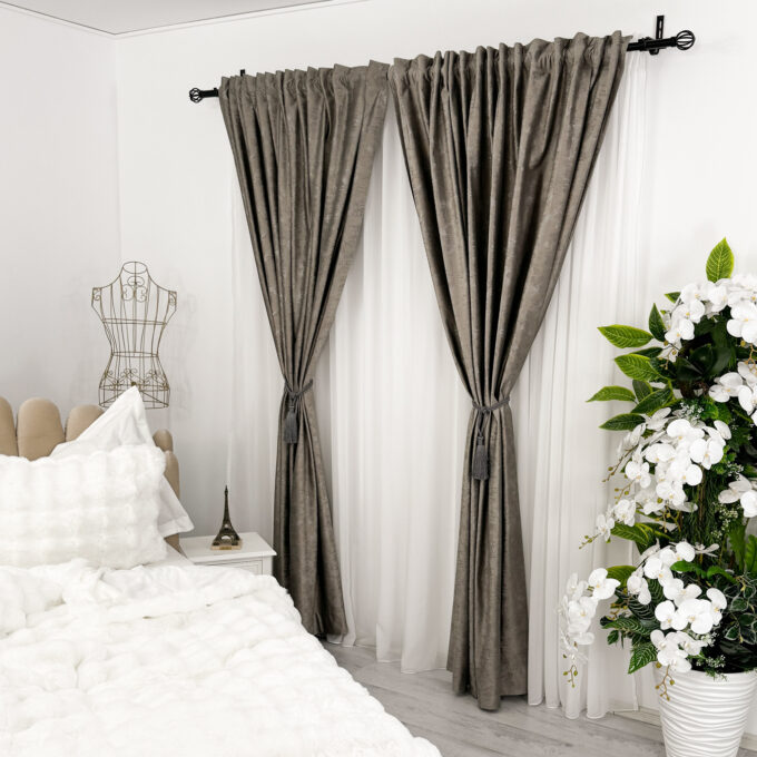Set 2 Draperii Catifea cu insertii metalizate, Gri cenusiu - V31, 140cm latime x 260cm inaltime, cu tiv lat pt bara