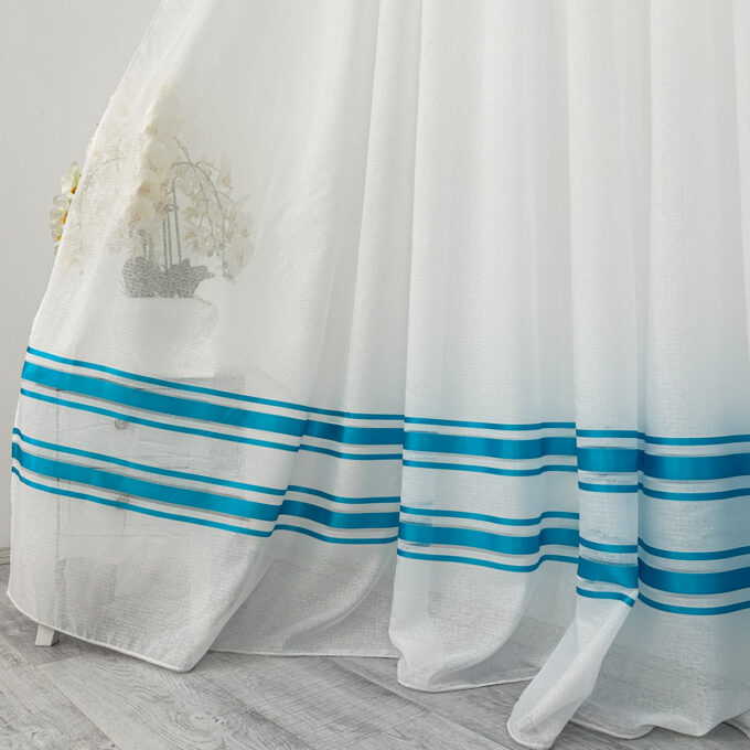 Perdea Lines tip IN plin, cu Banda Satinata,  Alb - Bleu, 140cm latime x 260cm inaltime, cu rejansa pt bara