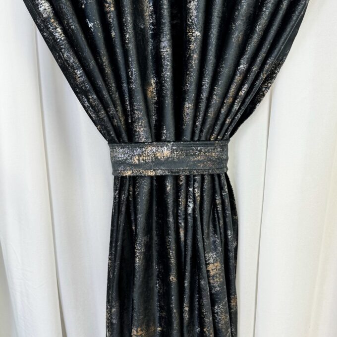 Draperie Catifea Asama cu insertii aurii, Negru - V16, 140cm latime x 260cm inaltime cu tiv lat pt bara