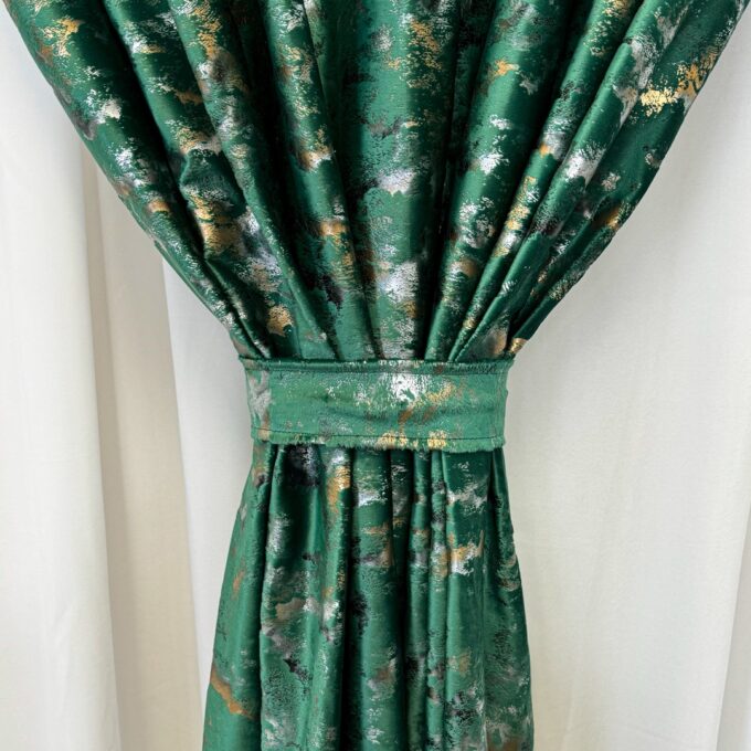 Set 2 Draperii Catifea Nikko cu insertii aurii - 2m latime x 2.50m inaltime x Tiv lat, Verde Smarald - V12 1 Set 2 Draperii Catifea Nikko cu insertii aurii - 2m latime x 2.50m inaltime x Tiv lat, Verde Smarald - V12