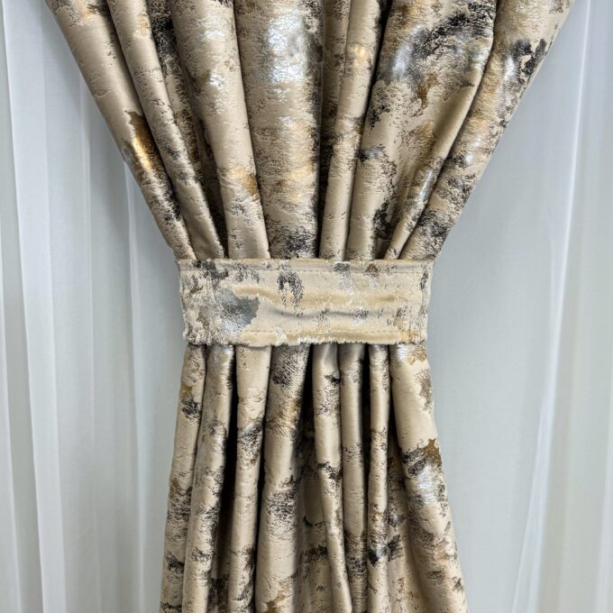 Draperie Catifea Nikko cu insertii aurii, Bej - V2, 140cm latime x 260cm inaltime, cu tiv lat pt bara
