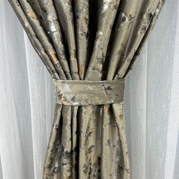 Draperie Catifea Nikko cu insertii aurii, Grej inchis - V31, 140cm latime x 260cm inaltime, cu tiv lat bara