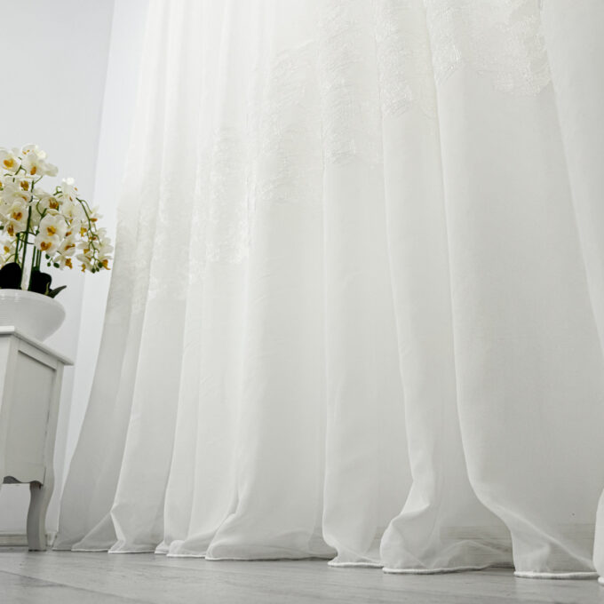 Perdea Evelyn din Voal Brodat, model cu frunze, Ivoire, 140cm latime x 260cm inaltime, cu rejansa pt bara