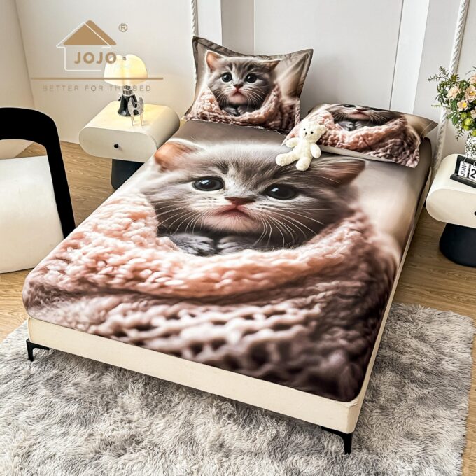 Cearsaf cu elastic, Bumbac FINET, Imprimeu 5D Identic cu Poza, 160x200cm, 2 fete de perne 50x70cm, Jojo Home, Gri, Pisicuta