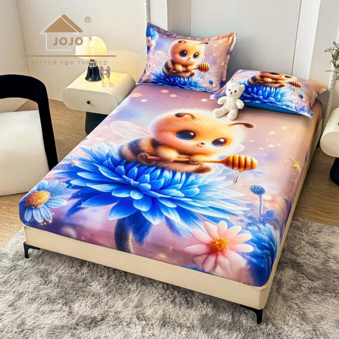 Cearsaf cu elastic, Bumbac FINET, Imprimeu 5D Identic cu Poza, 160x200cm, 2 fete de perne 50x70cm, Jojo Home, Bleu, Bej, Albinuta