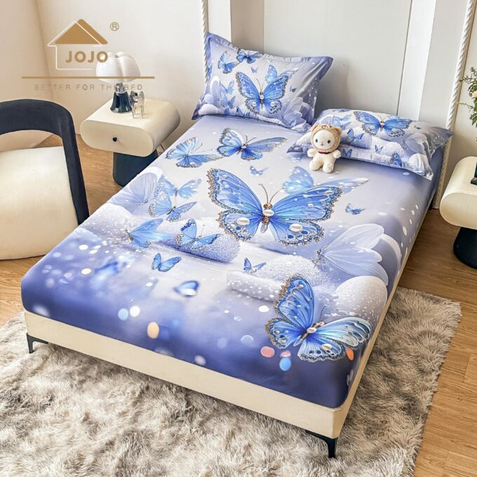 Cearsaf cu elastic, Bumbac FINET, Imprimeu 5D Identic cu Poza, 160x200cm, 2 fete de perne 50x70cm, Jojo Home, Bleu, Fluturi