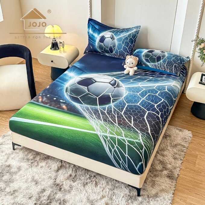 Cearsaf cu elastic, Bumbac FINET, Imprimeu 5D Identic cu Poza, 160x200cm, 2 fete de perne 50x70cm, Jojo Home, Verde, Albastru, Minge de Fotbal 1 Cearsaf cu elastic, Bumbac FINET, Imprimeu 5D Identic cu Poza, 160x200cm, 2 fete de perne 50x70cm, Jojo Home, Verde, Albastru, Minge de Fotbal