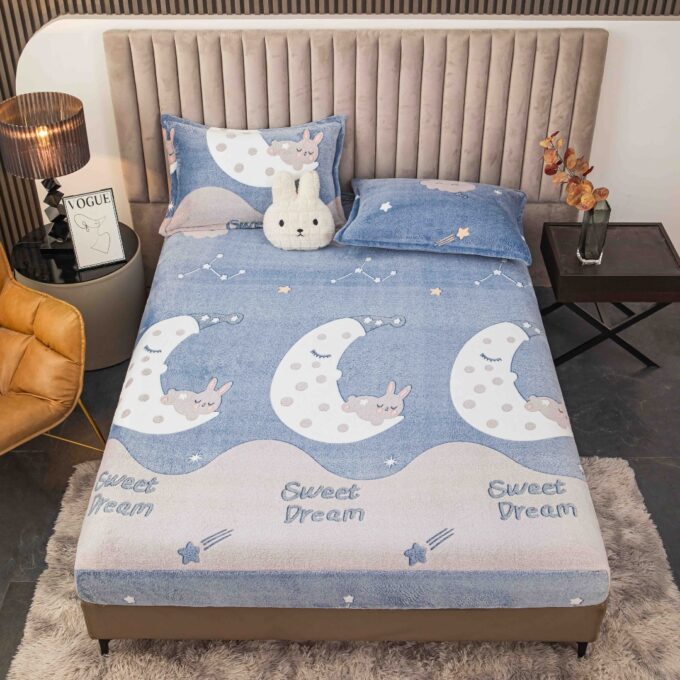 Cearsaf CoCoLiNo, JoJo Home, cu Elastic, 180x200x25cm, 2 fete de perne, 50x70cm, Bleu, Alb, Luna, Stele, Iepurasi