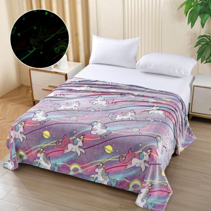 Patura Cocolino Pufoasa, Premium, cu Model Fluorescent, 200x230 cm – Confort si Eleganta de la Johny Home Pucioasa, Mov, Planete si Unicorni