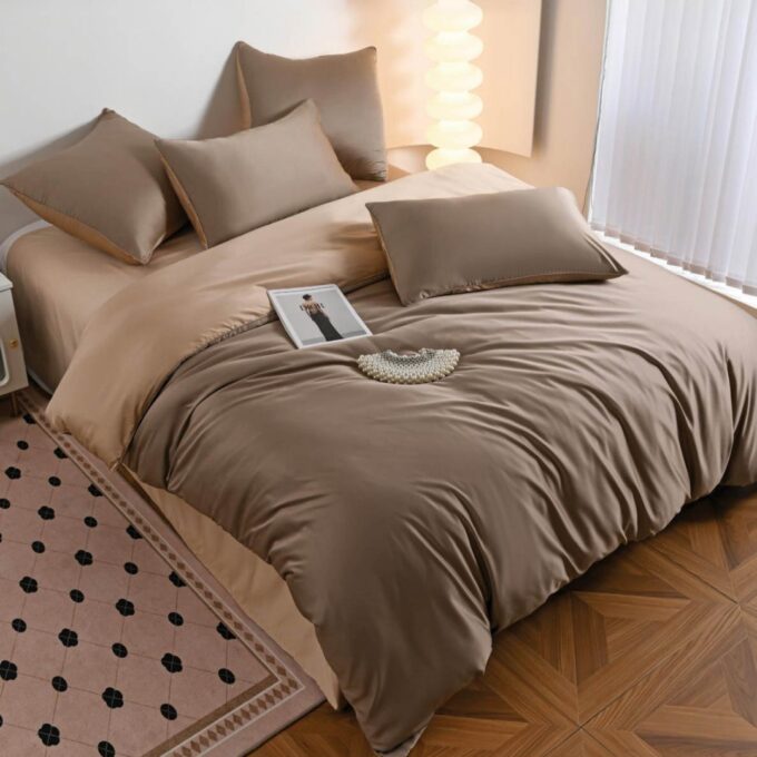 Lenjerie de pat dublu Luxury, tip Matase, 6 piese, maro 1 Lenjerie de pat dublu Luxury, tip Matase, 6 piese, maro