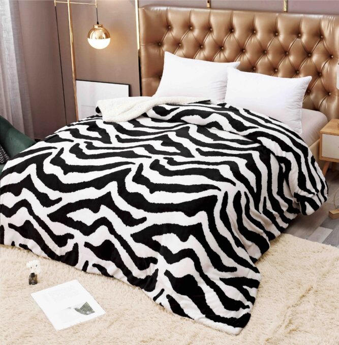 Patura CoCoLiNo cu blanita, 200x230cm, Jojo Home, Alb-Negru, Zebra