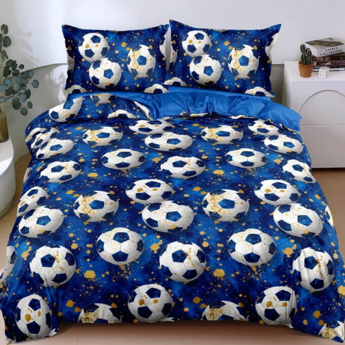 Lenjerie pat dublu, bumbac satinat, cearsaf clasic, 4 piese, Albastru, mingii de fotbal 1 Lenjerie pat dublu, bumbac satinat, cearsaf clasic, 4 piese, Albastru, mingii de fotbal