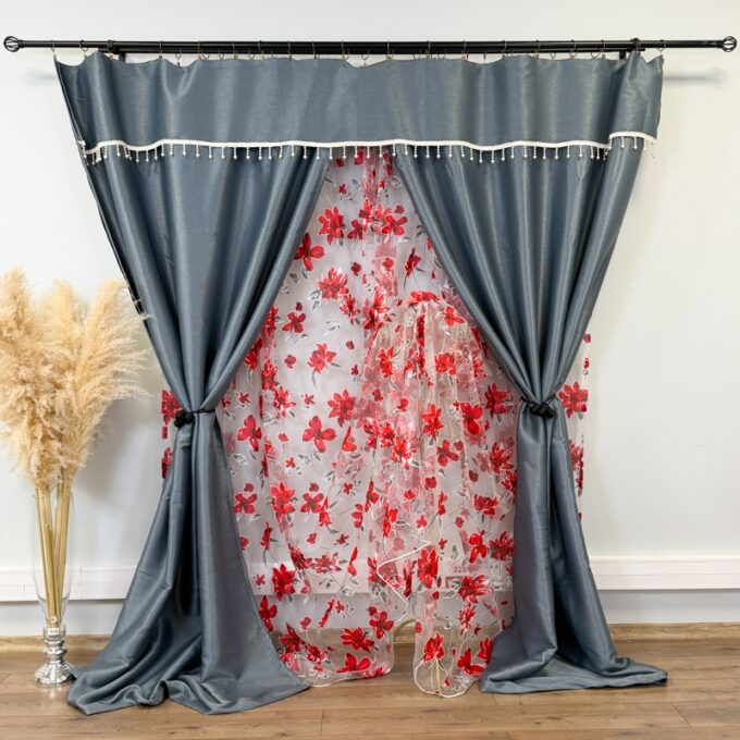 Set 3 metri de 2 bucati de Draperie BlackOut, Pearls, 150cm latime x 270cm inaltime, Gri cu Sclipici + Perdea 400cm latime x 270cm inaltime, din Matase Imprimata, Red Flowers