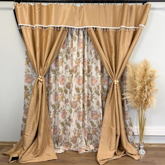 Set 3 metri de 2 bucati de Draperie BlackOut, Pearls, 150cm latime x 270cm inaltime, Bej cu Sclipici + Perdea 400cm latime x 270cm inaltime, din Matase Imprimata, Autumn Flowers