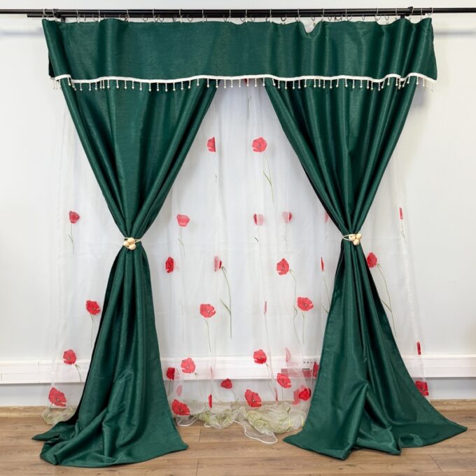 Set 3 metri de 2 bucati de Draperie BlackOut, Pearls, 150cm latime x 270cm inaltime, Verde cu Sclipici + Perdea 400cm latime x 270cm inaltime, din Matase Imprimata, Maci Rosii