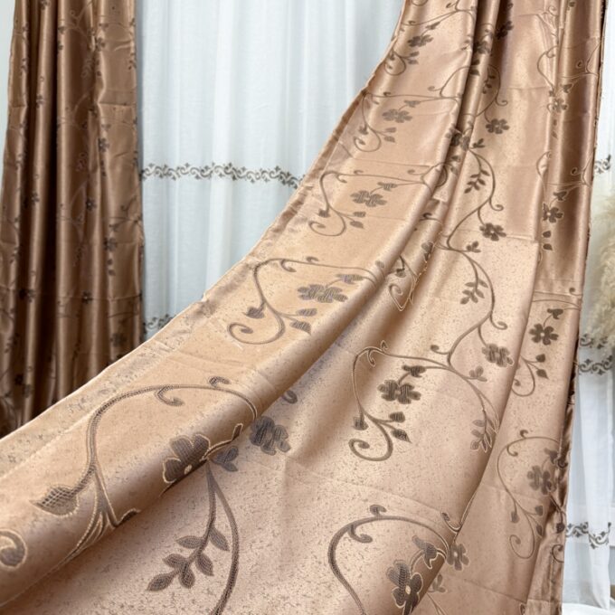Set 2 bucati de Draperie Jacquard, Crengute cu Flori, 150cm latime x 270cm inaltime, cu rejansa pt sina, Maro deschis