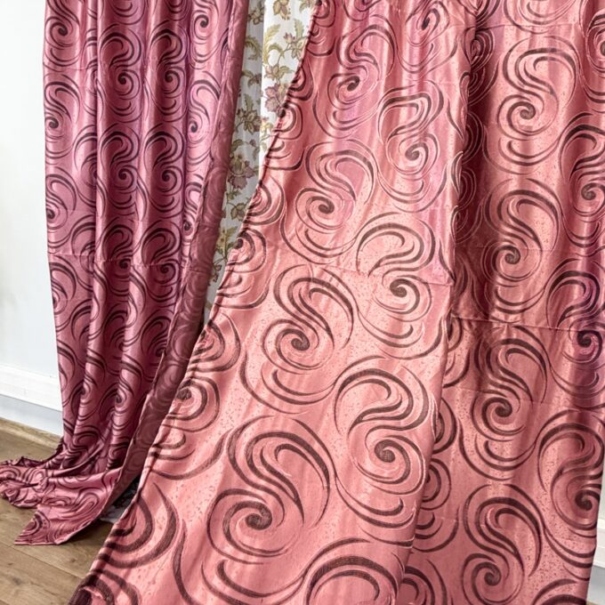 Set 2 bucati de Draperie Jacquard, Spiral, 150cm latime x 270cm inaltime, cu rejansa pt sina, Roz