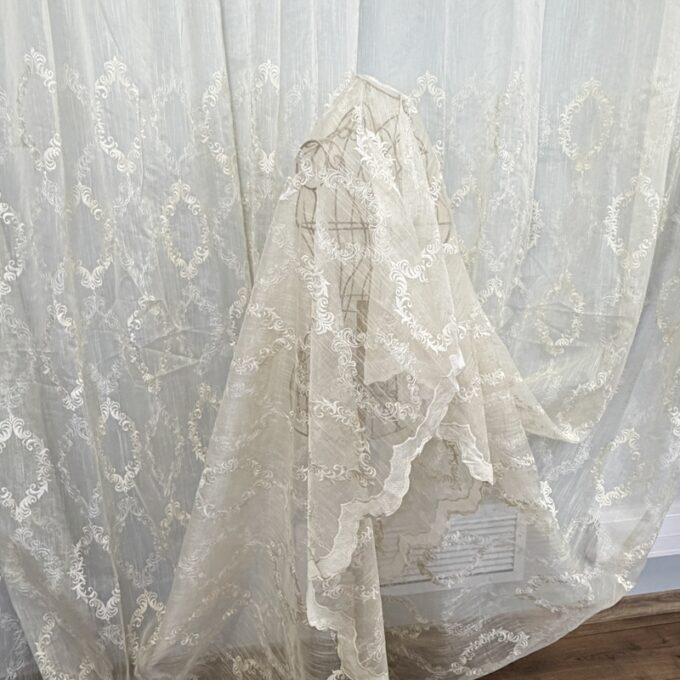 Perdea Crem, Royal, tip In cu Broderie Bej, 400cm latime x 270cm inaltime cu rejansa pt sina
