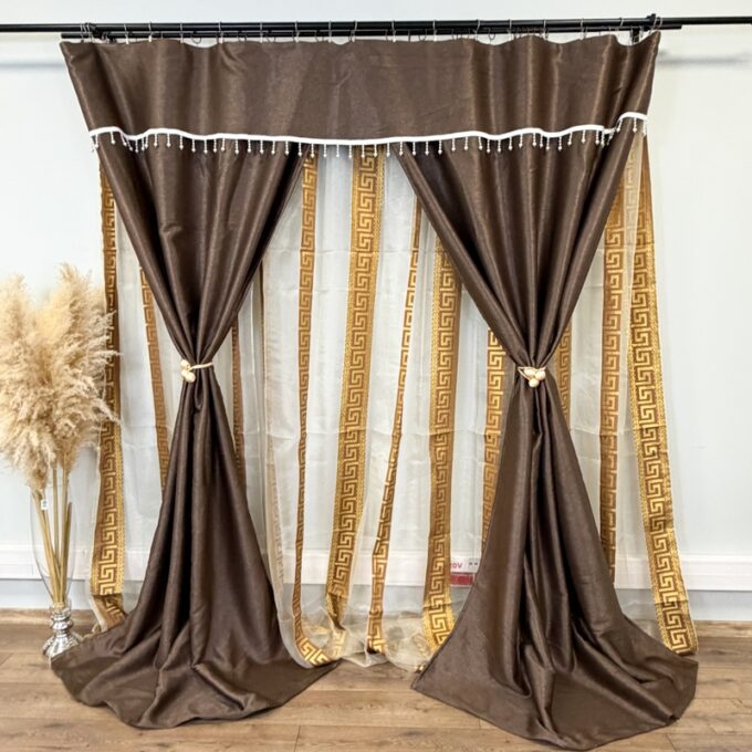 Set 3 metri de 2 bucati de Draperie BlackOut, Pearls, 150cm latime x 270cm inaltime, Maro cu Sclipici + Perdea 400cm latime x 270cm inaltime, din Matase Imprimata, Greek Model Bej
