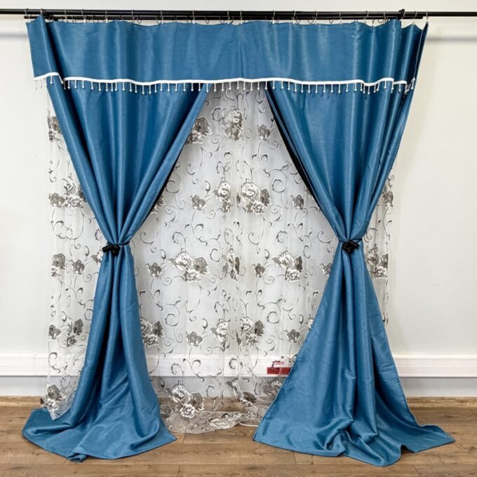 Set 3 metri de 2 bucati de Draperie BlackOut, Pearls, 150cm latime x 270cm inaltime, Albastru cu Sclipici + Perdea 400cm latime x 270cm inaltime, din Matase Imprimata, Bujori Gri