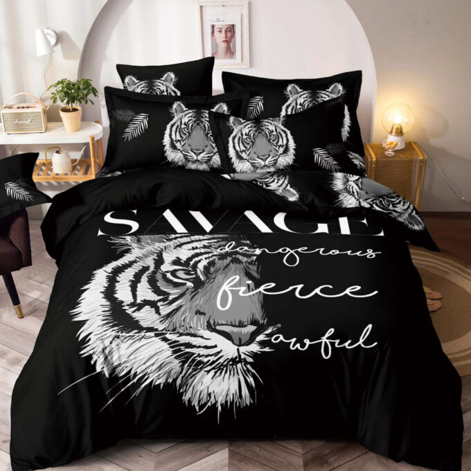 Lenjerie pat dublu, FINET, Imprimeu Digital - Identic cu poza, 6 piese, Jojo Home, Negru-Gri, tigru 1 Lenjerie pat dublu, FINET, Imprimeu Digital - Identic cu poza, 6 piese, Jojo Home, Negru-Gri, tigru