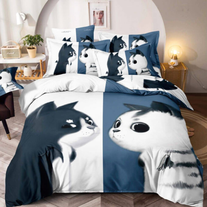 Lenjerie pat dublu, FINET, Imprimeu Digital - Identic cu poza, 6 piese, Jojo Home, Alb-Bleumarin, pisicute 1 Lenjerie pat dublu, FINET, Imprimeu Digital - Identic cu poza, 6 piese, Jojo Home, Alb-Bleumarin, pisicute