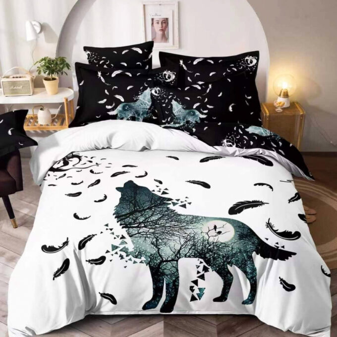 Lenjerie pat dublu, FINET, Imprimeu Digital - Identic cu poza, 6 piese, Jojo Home, Alb-Bleumarin, lup, pene 1 Lenjerie pat dublu, FINET, Imprimeu Digital - Identic cu poza, 6 piese, Jojo Home, Alb-Bleumarin, lup, pene