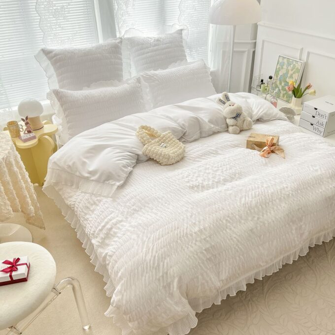 Lenjerie pat dublu, Soft Touch CREPONAT DELUXE, 6 piese, Jojo Home, Alb 1 Lenjerie pat dublu, Soft Touch CREPONAT DELUXE, 6 piese, Jojo Home, Alb
