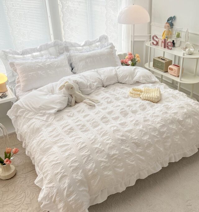 Lenjerie pat dublu, Soft Touch CREPONAT DELUXE, 6 piese, Jojo Home, Alb 1 Lenjerie pat dublu, Soft Touch CREPONAT DELUXE, 6 piese, Jojo Home, Alb
