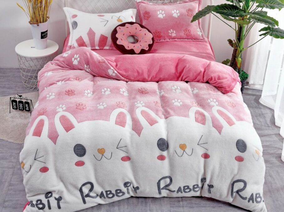 Lenjerie pat dublu, Super Pufoasa COCOLINO,cu ELASTIC, 4 piese, Jojo Home, Roz-Multicolor, iepurasi