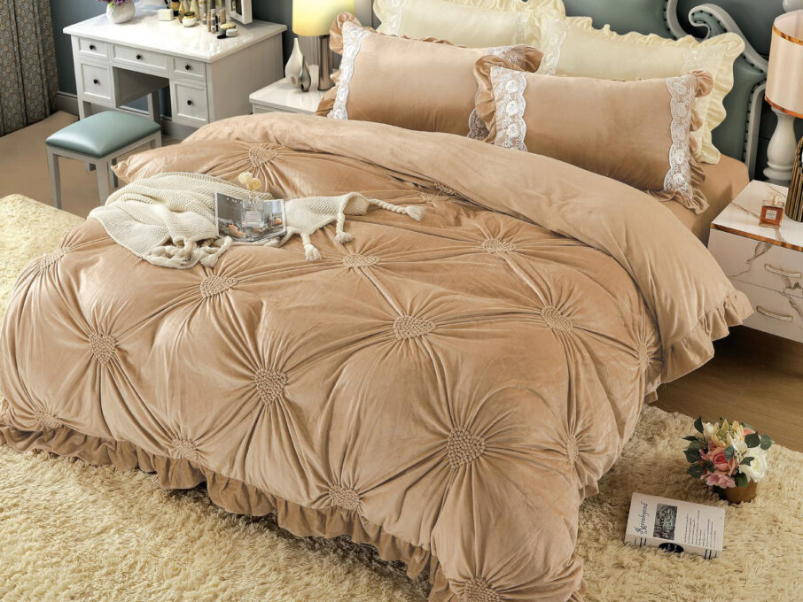 Lenjerie pat dublu, Catifea Deluxe, cu pliuri brodate, 4 piese, Jojo Home, Bej